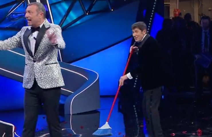 Gianni Morandi pulisce il palco dell'Ariston dopo l'esibizione di Blanco