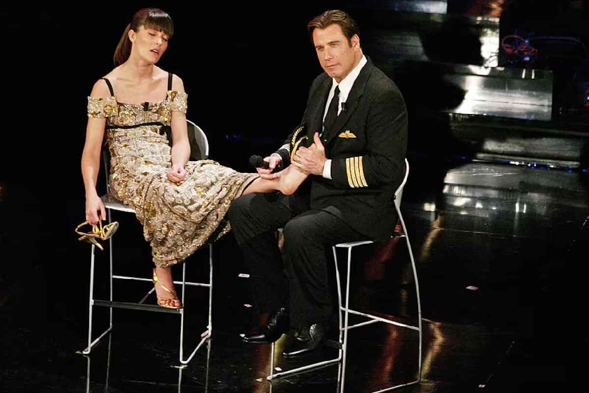 Momenti memorabili dei Festival di Sanremo: John Travolta che massaggia i piedi di Victoria Cabello