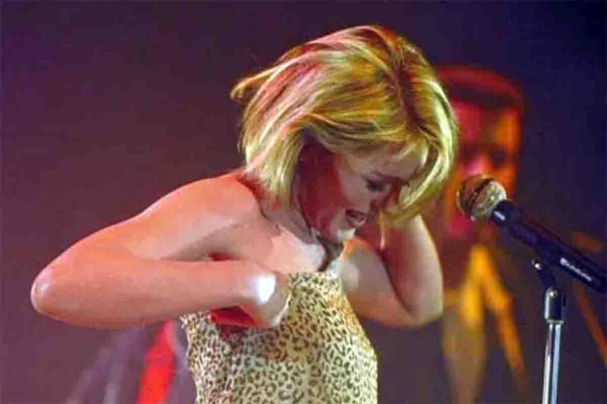 Patsy Kensit al festival 1988 con la spallina a orologeria