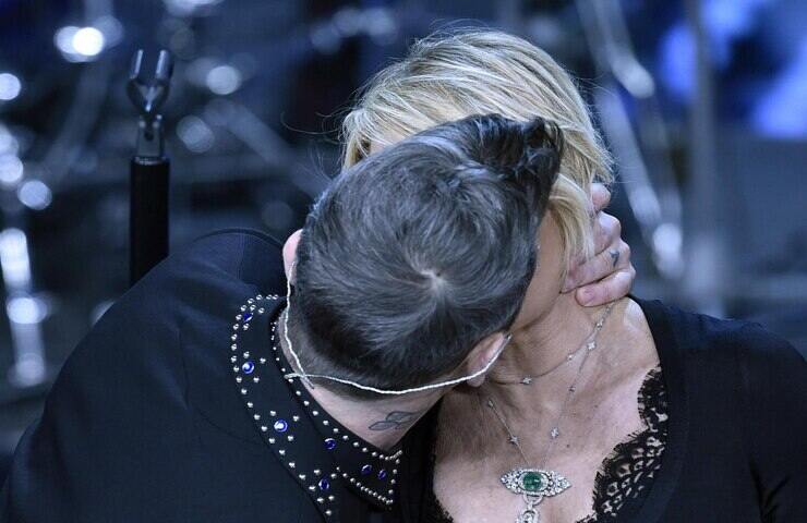 Bacio tra Robbie Williams e Maria De Filippi