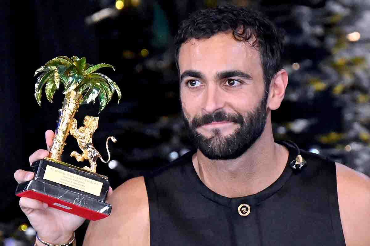 Marco Mengoni con il Leoncino vinto nel 2023